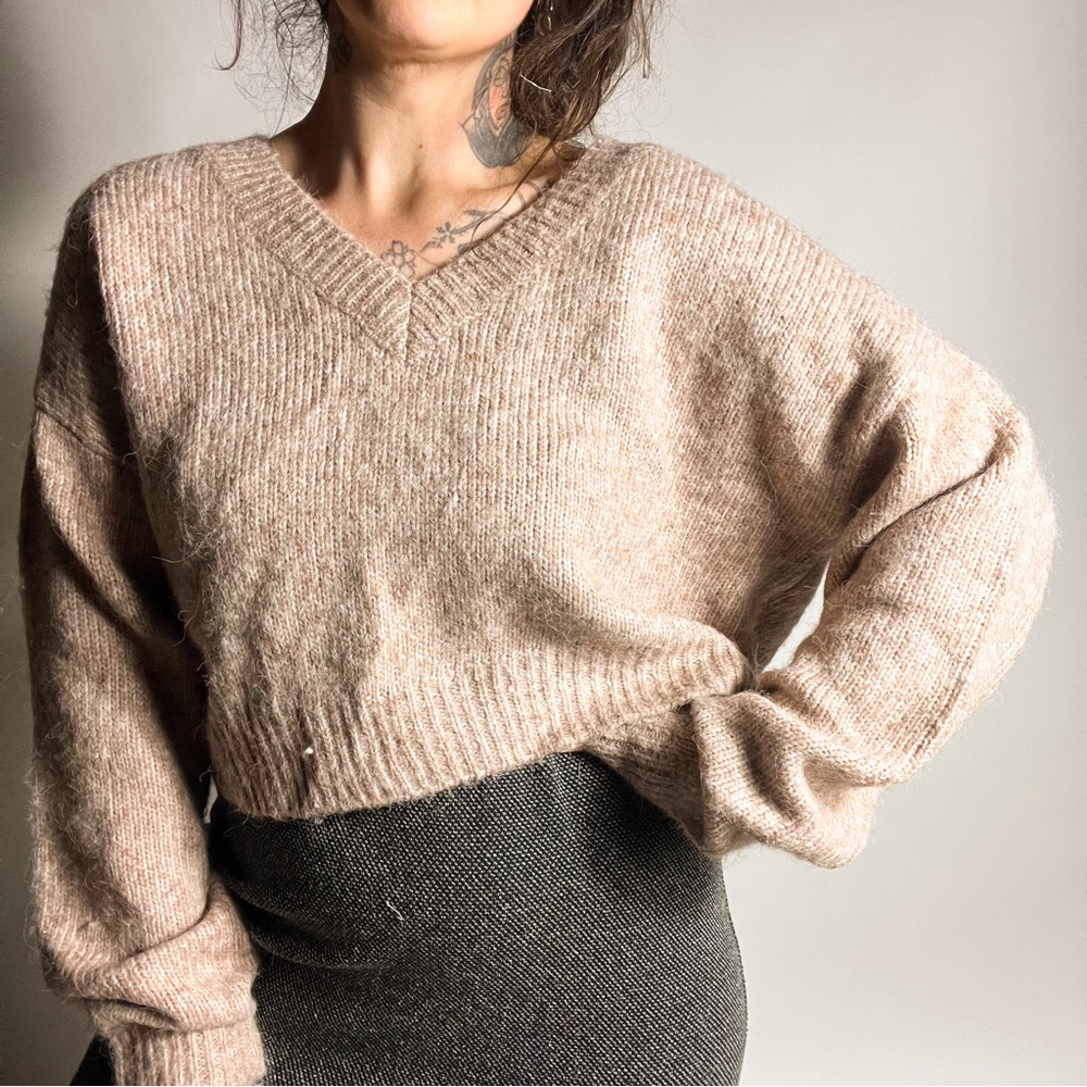 GARAGE Fuzzy Boxy Fit Slouchy Cropped Oatmeal V Neck Sweater Medium